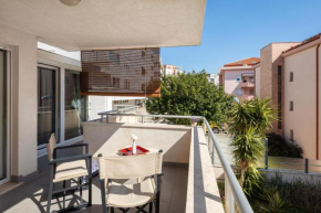 Apartment Zenta with terrace and sea view, 4 min walk to the beach
